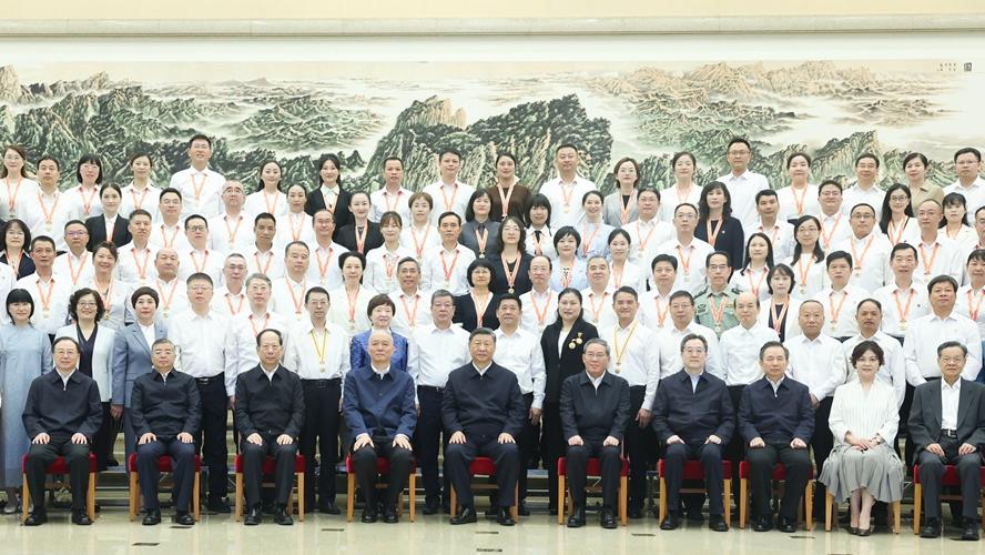 习近平在全国教育大会上强调 紧紧围绕立德树人根本任务 朝着建成教育强国战略目标扎实迈进
